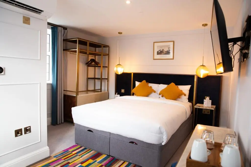 Luxurious Bedroom Oasis for Unwinding and Recharging